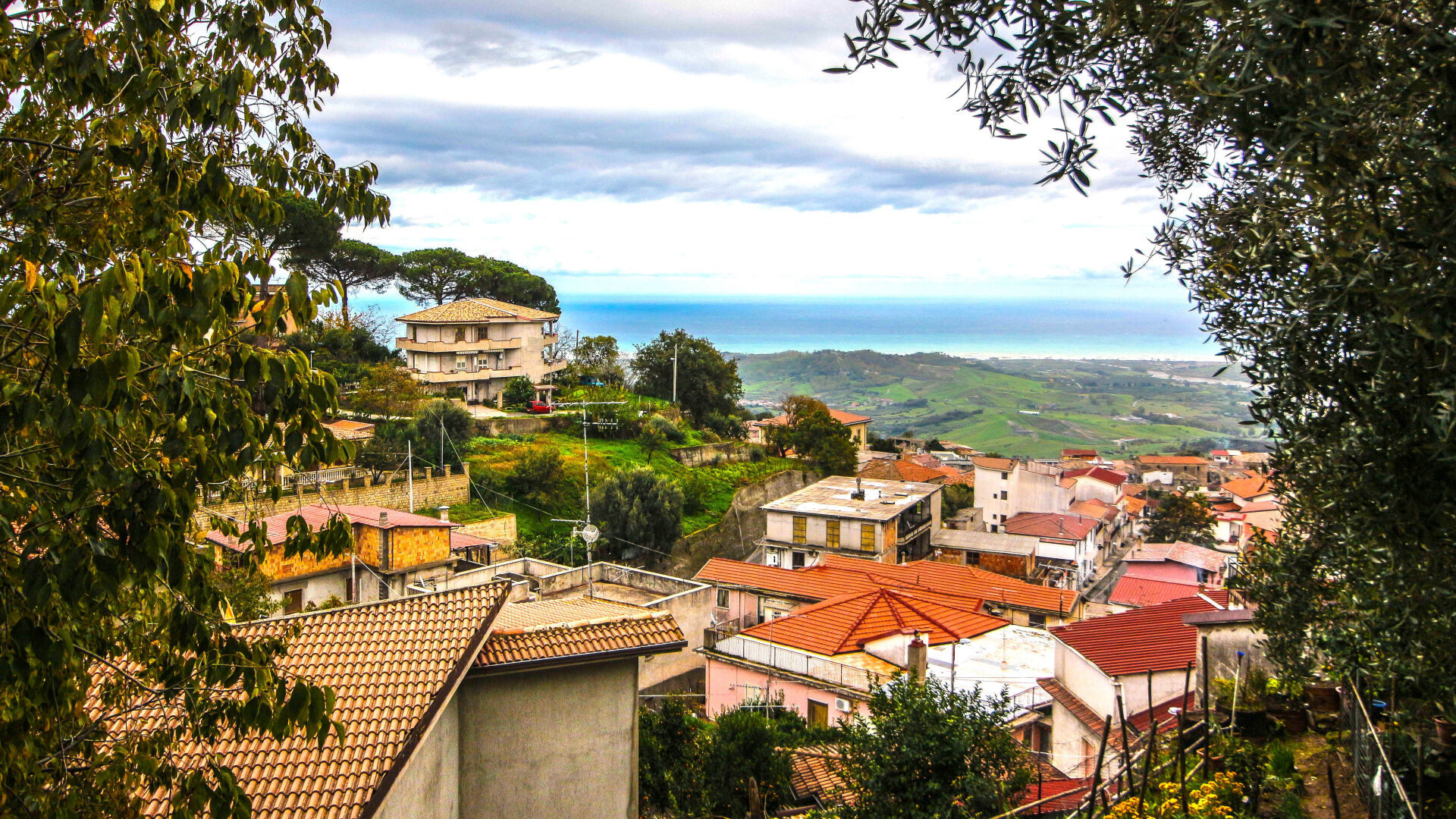 These pretty Italian villages want to pay you $33,000 to move in